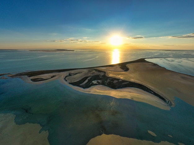 Zdjęcie niezwykłe wyspy na wspaniałym jeziorze, widok z góry, kamera drona