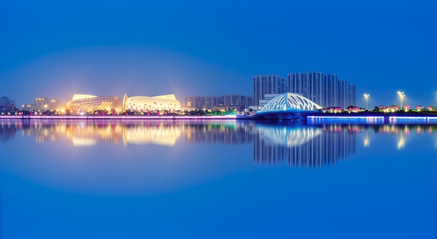 Nightscape Skyline Architektury Miejskiej Wzdłuż Linii Przybrzeżnej Qingdao