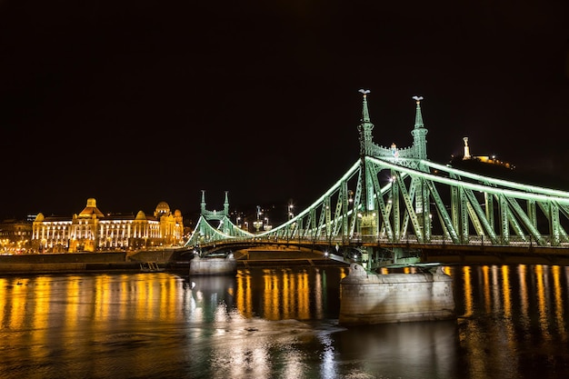 Nightshot na moście na Dunaju Miasto Budapeszt Węgry