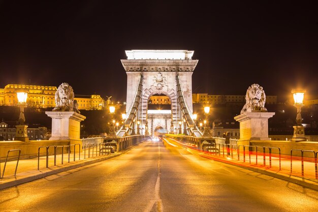 Nightshot na pustym moście Szechenyi Dunaj Budapeszt miasto Węgry