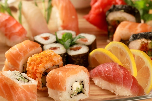 Nigiri I Maki Sushi Serwujące Zbliżenie