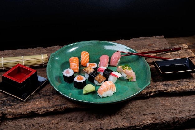 Nigiri sushi i hossomaki łosoś tuńczyk kanikama sake z krewetki pałeczki sos sojowy