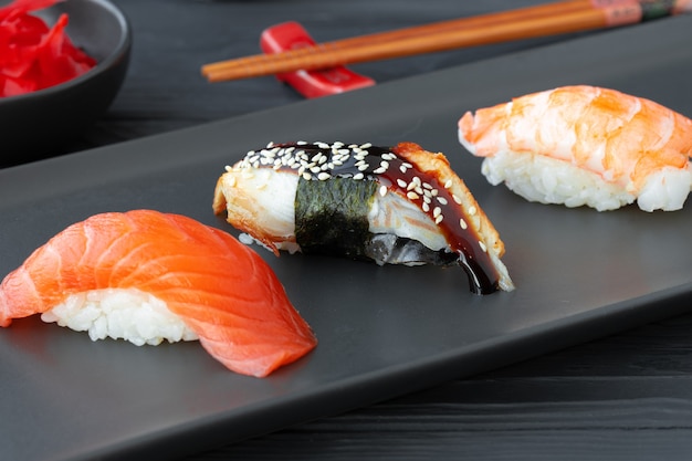 Nigiri Sushi Z łososiem I Krewetką Podane Na Czarnym Talerzu Ceramicznym