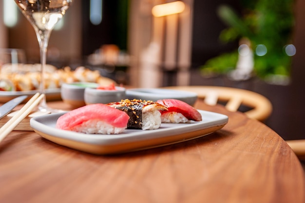 Nigiri Ustawił Węgorza Tuńczyka I Tataki Tuńczyka Na Talerzu Na Stole W Barze Sushi