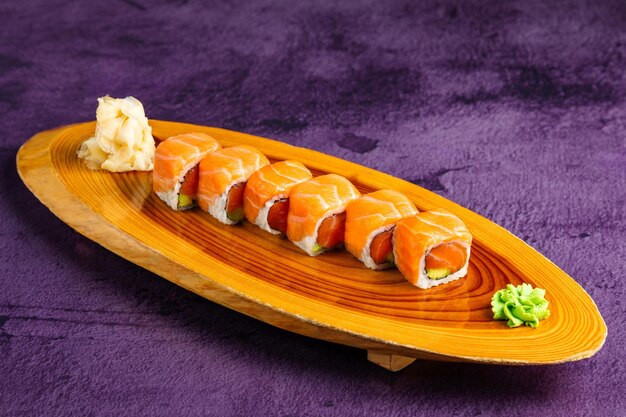 Nigirizushi japońskie tradycyjne sushi i serek śmietankowy oraz sushi z krewetkami na czarnym talerzu