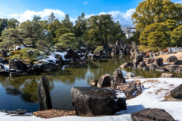 Nijo Castle Ninomaru Palace Garden ze śniegiem w zimie Kioto Japonia