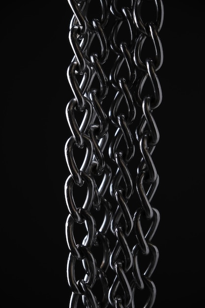 Niklowany metalowy łańcuszek na czarnym tle