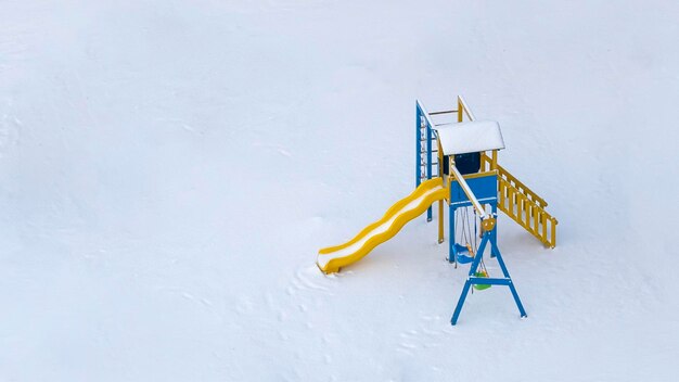 Nikt Na Pokrytym śniegiem Placu Zabaw Dla Dzieci