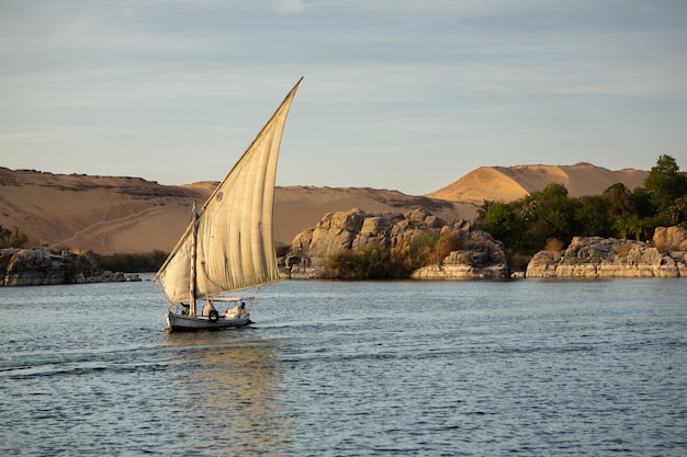 Nil to najdłuższa rzeka Afryki. Pierwotne źródło wody w Egipcie.