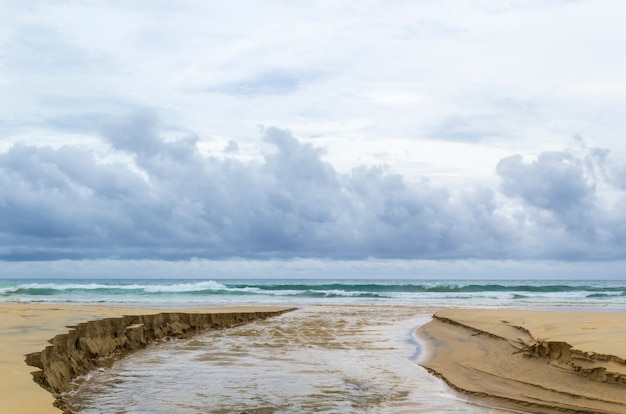 Nimbus Nad Morzem I Ciekiem Wodnym Na Plaży