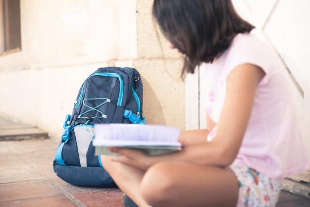 Ninas comenzando clases en escuela