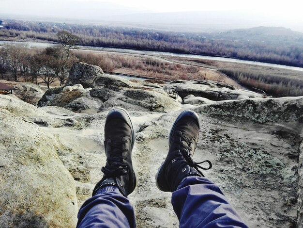 Zdjęcie niska część człowieka na skale na pustyni