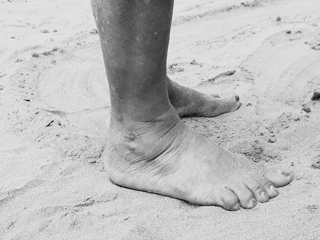 Zdjęcie niska część człowieka stojącego na plaży