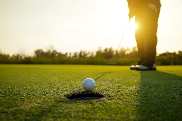 Niska część człowieka stojącego na polu golfowym