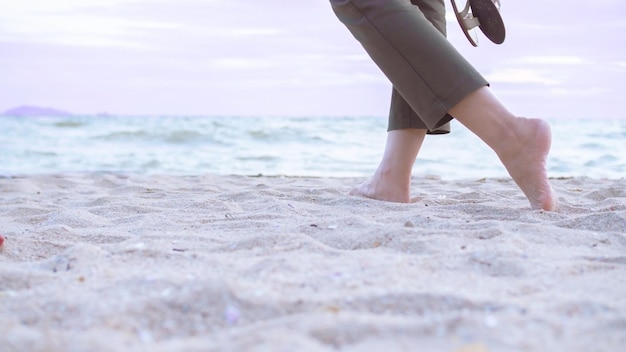 Zdjęcie niska część kobiety na plaży na tle nieba