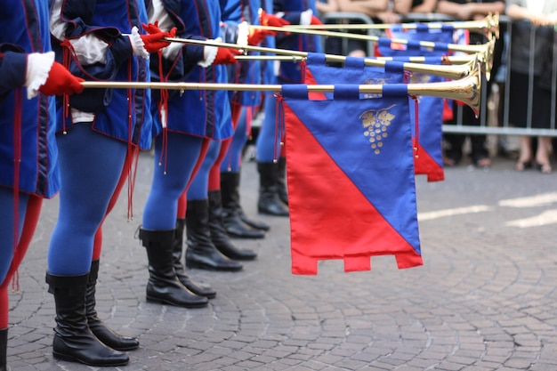 Niska część ludzi stojących z flagą podczas parady