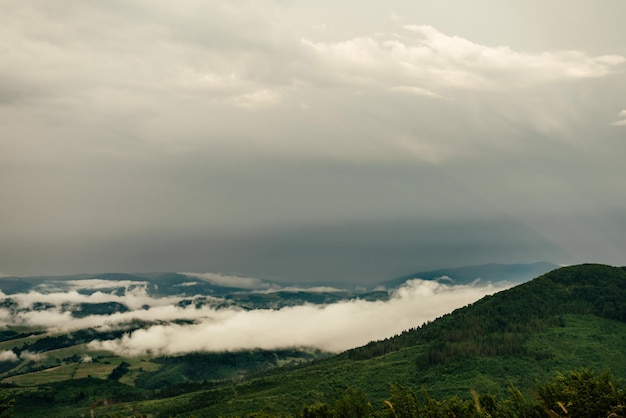 Niska mgła i burzowe chmury nad Karpatami