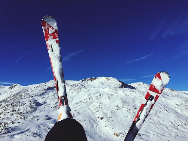 Zdjęcie niska sekcja snowboarda w skoku przeciwko niebu