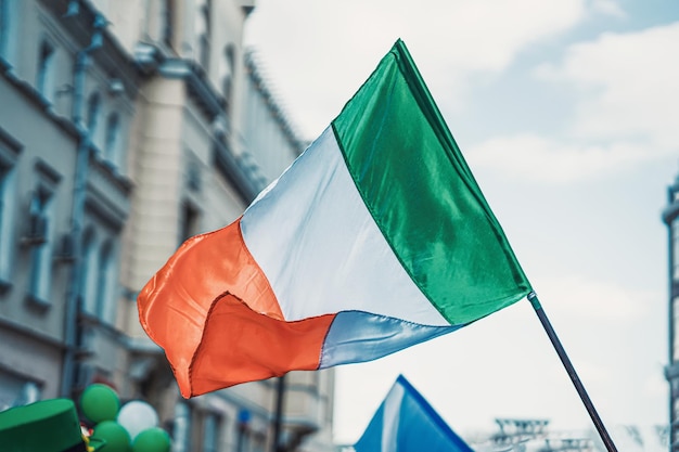 Niski aniołowy widok irlandzkiej flagi