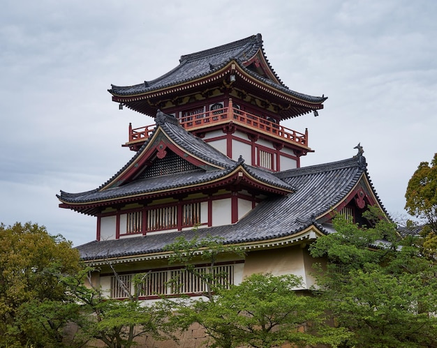 Zdjęcie niski kąt japońskiego zamku na tle nieba