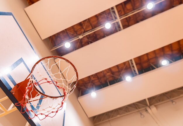 Zdjęcie niski kąt obręczy do koszykówki w siłowni z reflektorem sufitowym,
