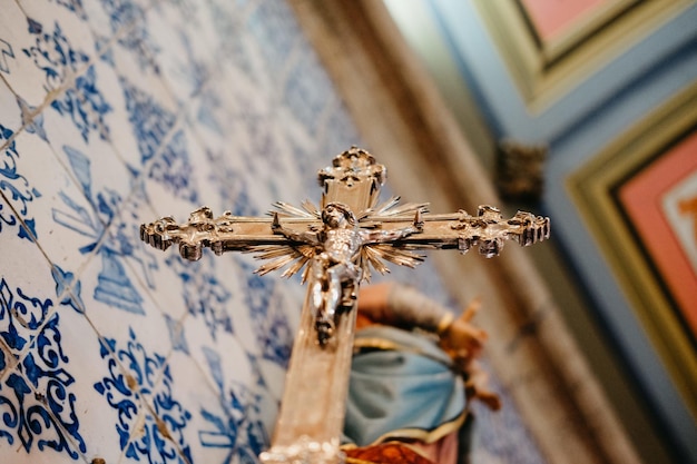 Niski kąt strzału błyszczącego krzyża chrześcijańskiego
