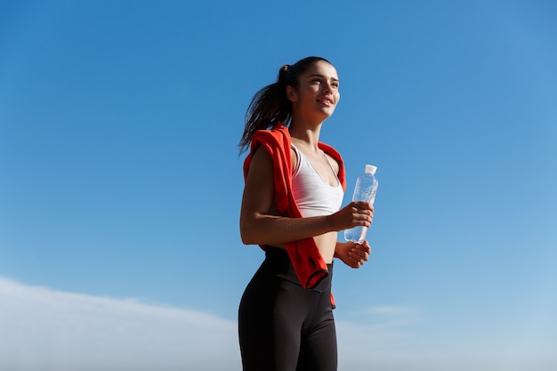 Niski kąt strzału kobiety fitness szczęśliwy i pewny siebie, jogging rano