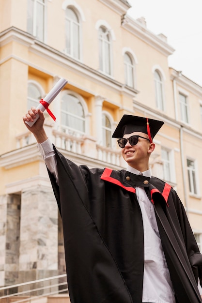 Niski kąt student posiadający dyplom