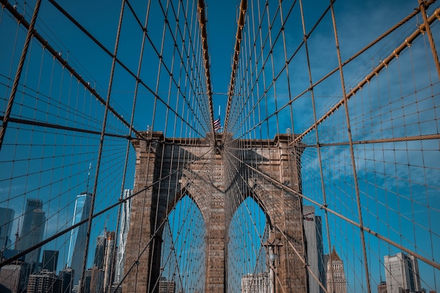 Niski Kąt Ujęcia Mostu Manhattan Bridge Na Błękitnym Niebie