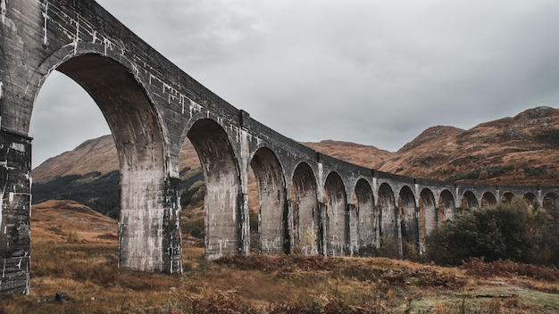 Niski kąt ujęcia słynnego historycznego wiaduktu Glenfinnan w Szkocji