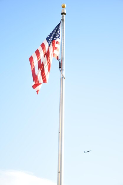 Niski Kąt Widoku Amerykańskiej Flagi Na Tle Niebieskiego Nieba