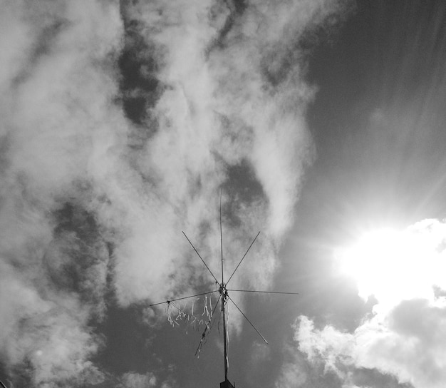 Zdjęcie niski kąt widoku anteny na tle nieba w słoneczny dzień