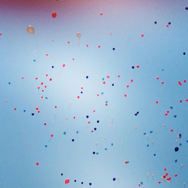 Niski kąt widoku balonów na tle niebieskiego nieba w słoneczny dzień