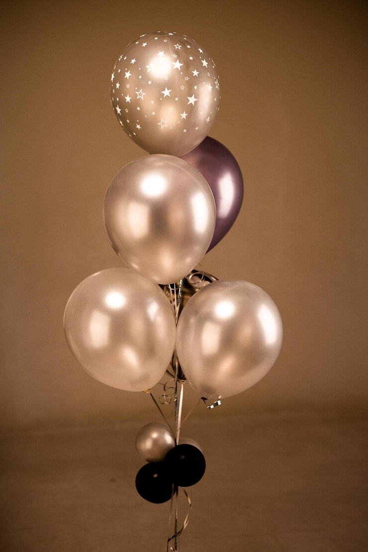 Zdjęcie niski kąt widoku balonów wiszących na ścianie