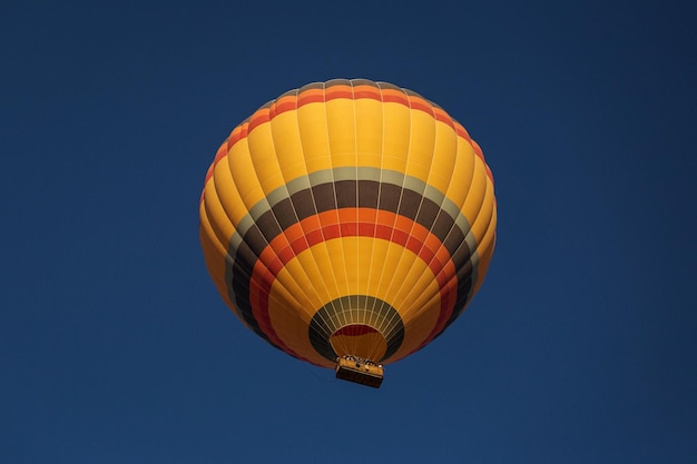 Zdjęcie niski kąt widoku balonu na gorące powietrze na jasnym niebieskim niebie