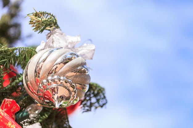 Zdjęcie niski kąt widoku bauble wiszący na choinie bożonarodzeniowym na tle nieba
