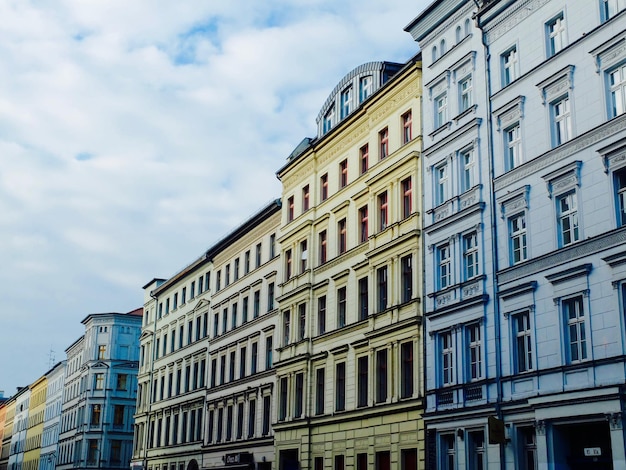Niski kąt widoku budynków mieszkalnych na tle nieba