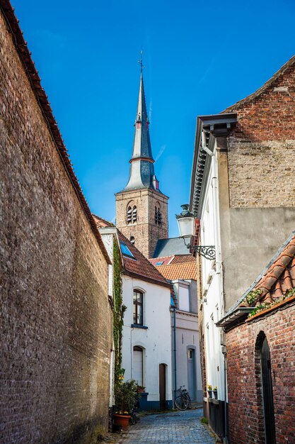Niski kąt widoku budynków na tle jasnego niebieskiego nieba