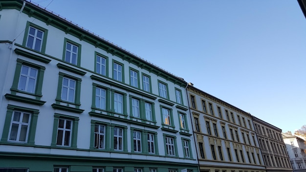 Niski kąt widoku budynków na tle nieba