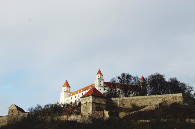 Zdjęcie niski kąt widoku budynków na tle nieba