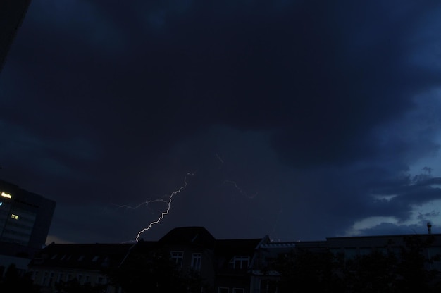 Niski kąt widoku budynków na tle nieba
