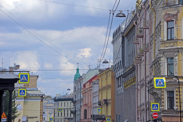 Zdjęcie niski kąt widoku budynków na tle nieba