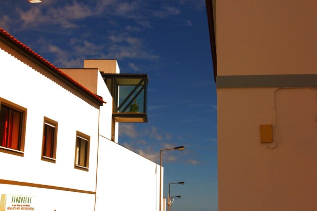 Zdjęcie niski kąt widoku budynków na tle niebieskiego nieba