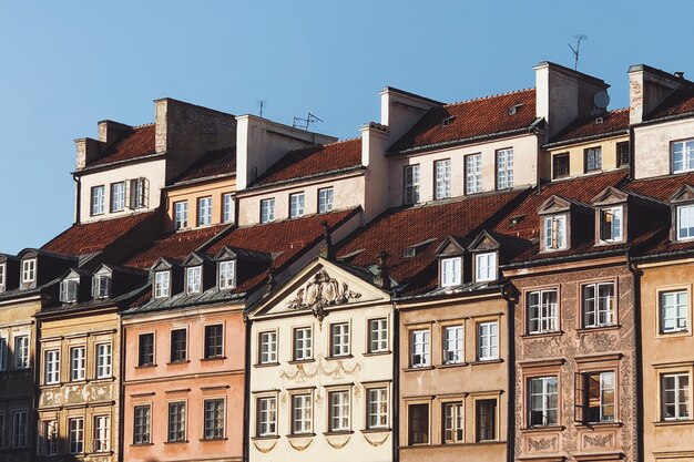 Niski kąt widoku budynków w mieście na tle nieba