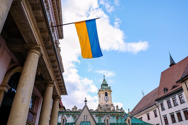 Niski kąt widoku budynków w mieście