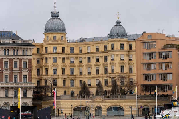 Niski kąt widoku budynków w mieście