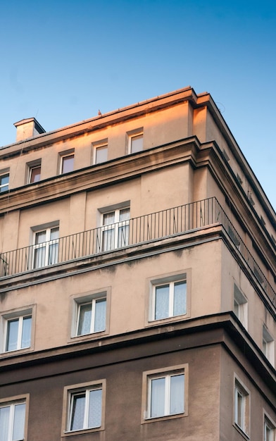 Niski kąt widoku budynku na jasnym niebie