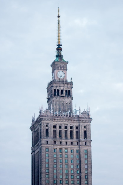 Niski kąt widoku budynku na tle nieba