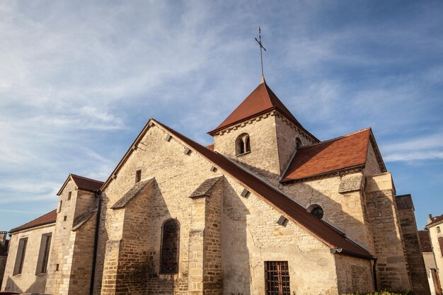 Zdjęcie niski kąt widoku budynku na tle nieba