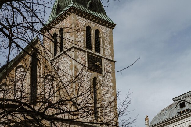 Zdjęcie niski kąt widoku budynku na tle nieba